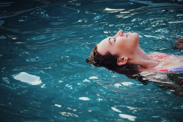 Wasserdruckmassage im Solarium und Sonnenstudio Sonnenzeit in Dinslaken und Neuss